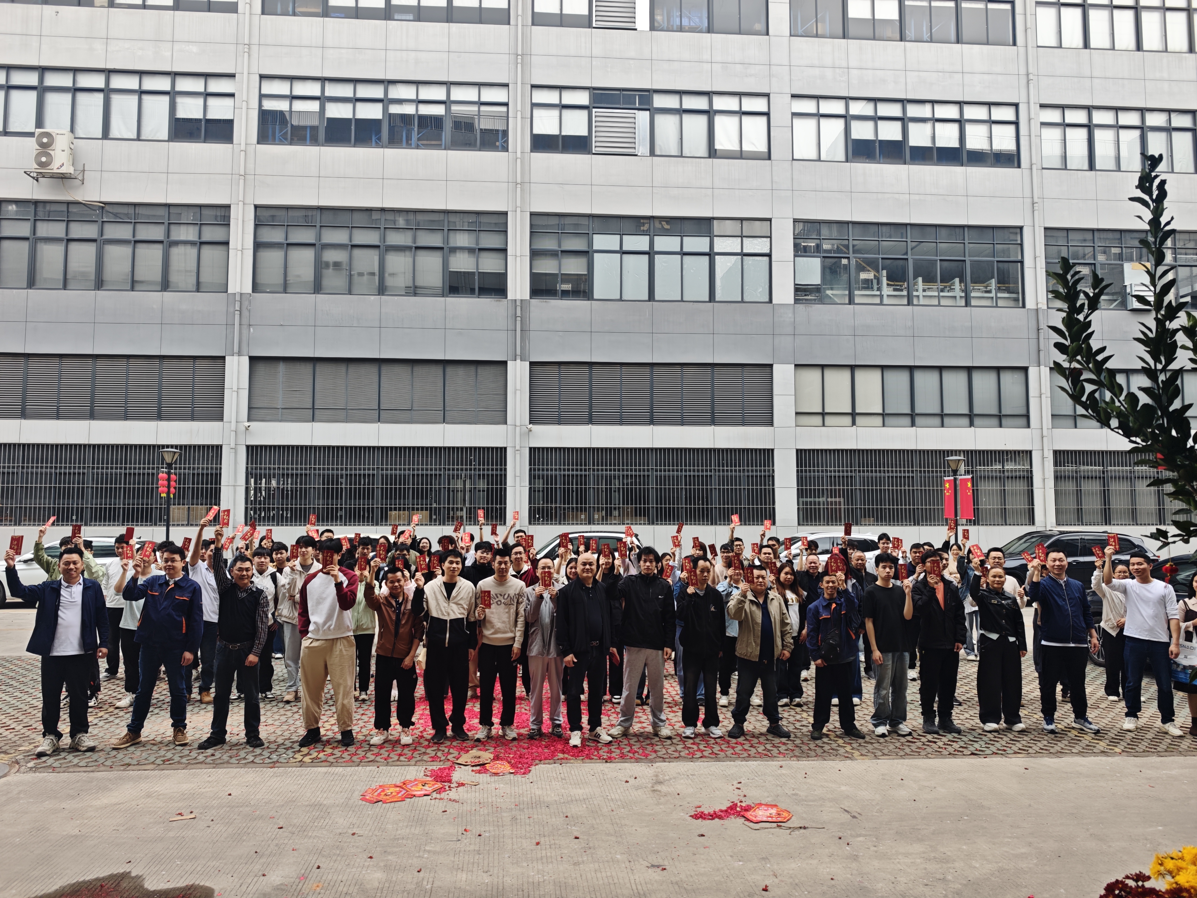 Powering Up 2026: SNADI Solar تحتفل ببداية ما بعد العطلة بأظرف حمراء تقليدية