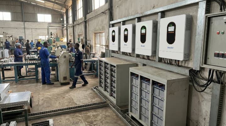 - لوحات التحكم - عمال - الماكينات - المصانع الصناعية