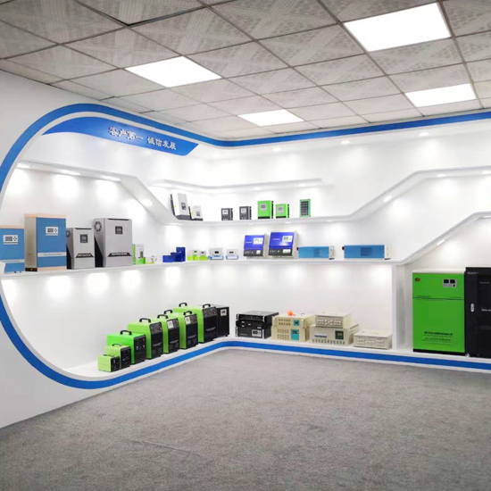 العاكس الهجين، العاكس للطاقة الشمسية، وحدة تحكم بالطاقة الشمسية